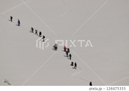 雪山を登山する団体 雪山を登山する団体 126875355