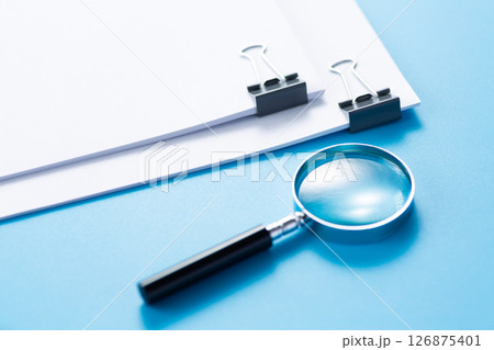 クリップに挟んだ資料と虫眼鏡 クリップに挟んだ資料と虫眼鏡 126875401