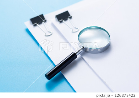 クリップに挟んだ資料と虫眼鏡 クリップに挟んだ資料と虫眼鏡 126875422