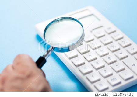 虫眼鏡と電卓 126875439