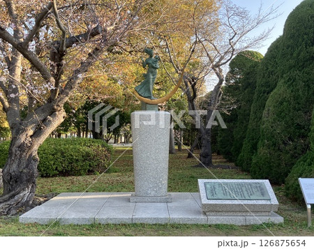 広島平和記念公園　平和祈念像 126875654