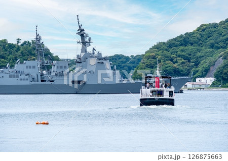 YOKOSUKA軍港めぐりに出発した遊覧船 YOKOSUKA軍港めぐりに出発した遊覧船 126875663