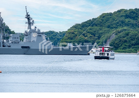 YOKOSUKA軍港めぐりに出発した遊覧船 126875664