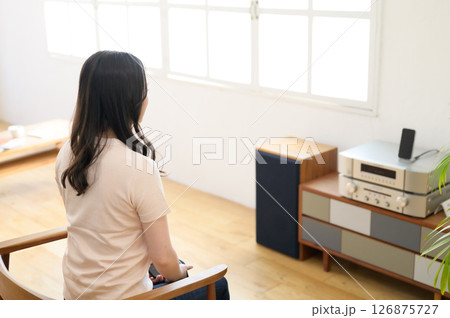 室内で音楽を聴く女性 126875727