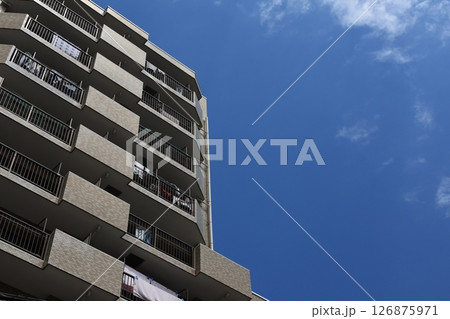 一棟の高いマンションの建物 126875971