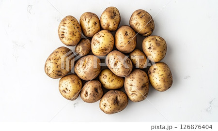 白い背景のじゃがいも 126876404
