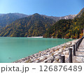秋の紅葉とエメラルド色に輝く高瀬ダム湖 126876489