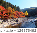 香嵐渓の紅葉と渓流 126876492