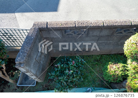 植木とブロック塀 126876735