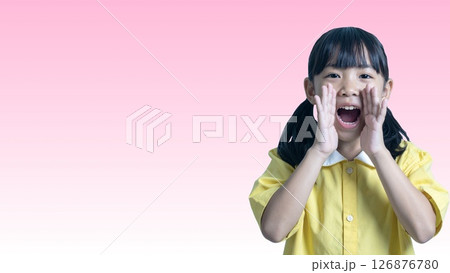 笑顔で口を開けて叫んでいる日本人の小学生の女の子(横長バナー用) 126876780