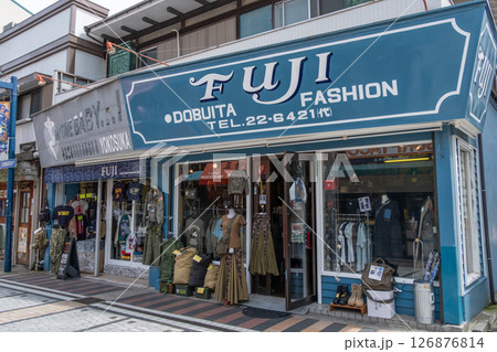 横須賀市 異国情緒満喫 ドブ板通り商店街の風景 横須賀市 異国情緒満喫 ドブ板通り商店街の風景 126876814