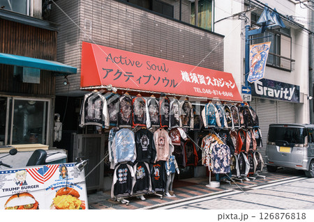 横須賀市　異国情緒満喫　ドブ板通り商店街の風景 126876818