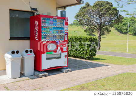 自動販売機　販売機　ジュース　お茶　飲料 126876820