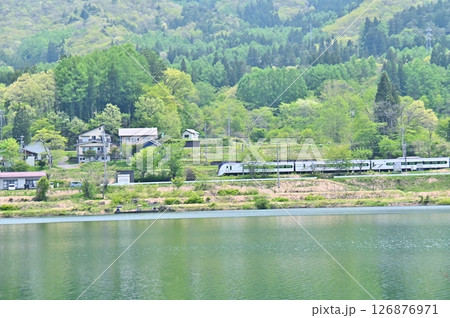 中綱湖の側を走るJR大糸線下り特急あずさ 126876971