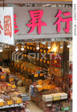 香港・徳輔道西の高級乾物店で売られる高級食材。何に使われるか分からない乾物も多い 126877044
