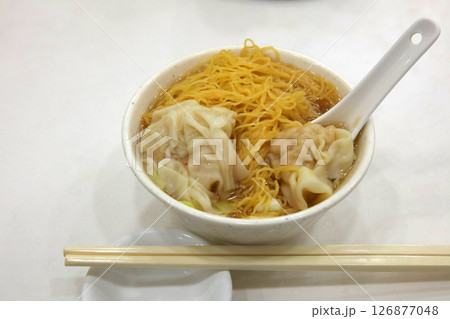 香港人のソウルフードとも言える雲吞麺。プリプリの蝦雲吞と輪ゴムのように腰のある麺が特徴 香港人のソウルフードとも言える雲吞麺。プリプリの蝦雲吞と輪ゴムのように腰のある麺が特徴 126877048