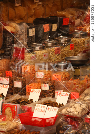 香港・徳輔道西の乾物店で売られる魚の浮袋。とても高価で「魚胆｝と呼ばれる高価な中華食材 126877055