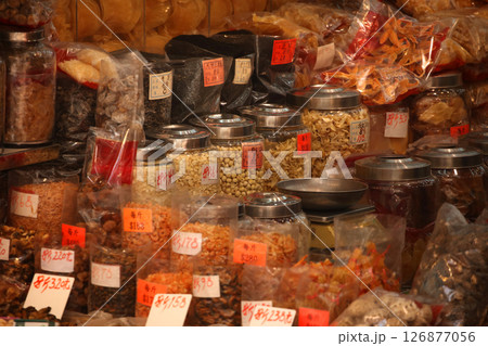 香港・徳輔道西の高級乾物店で売られる高級食材。何に使われるか分からない乾物も多い 126877056