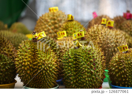 香港島の青果市場で売られるドリアン 126877061
