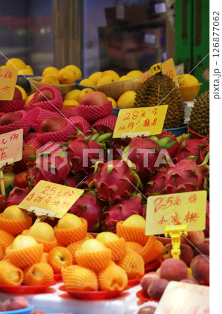 青空市場で売られる、オレンジなどの果物。ほとんどが輸入品。 青空市場で売られる、オレンジなどの果物。ほとんどが輸入品。 126877062