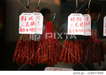 香港・徳輔道西で売られる中華ソーセージ 126877080