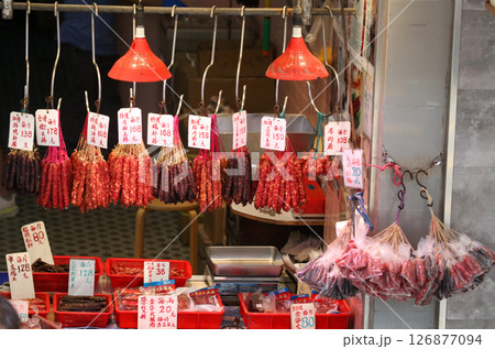 香港・徳輔道西で売られる中華ソーセージ 126877094