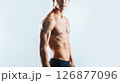 トレーニングで鍛えられた細マッチョなアジア人男性の上半身 126877096