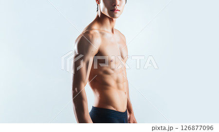 トレーニングで鍛えられた細マッチョなアジア人男性の上半身 126877096
