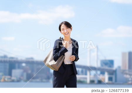 女性　ビジネス 126877139