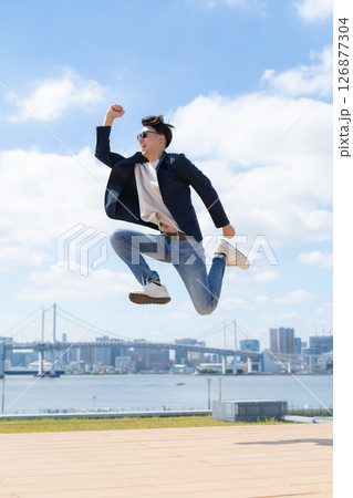 男性　ジャンプ 126877304