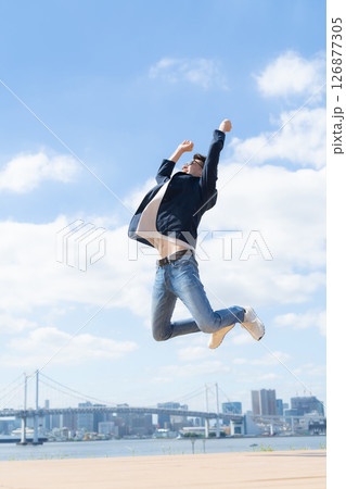 男性　ジャンプ 126877305