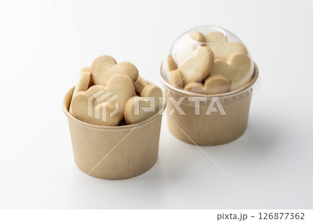 ハート型クッキーを詰めたクラフトカップのギフト 126877362