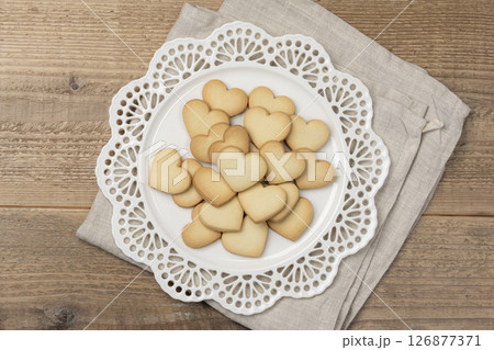 テーブルに白い皿に盛りつけられたハート型クッキーの俯瞰 126877371