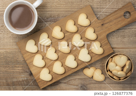 ココアと一緒に楽しむ手作りハートクッキー ココアと一緒に楽しむ手作りハートクッキー 126877376