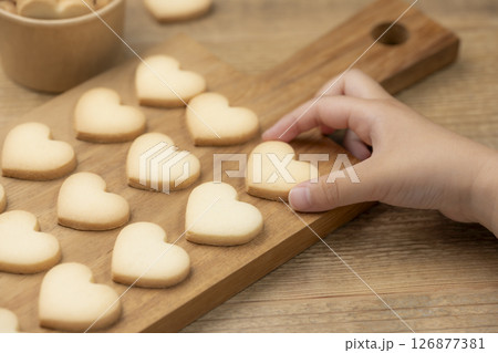 ハート型クッキーを持つ子供の手 126877381
