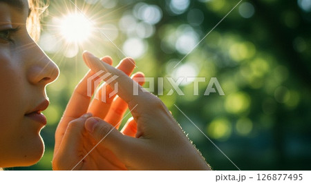 太陽にかざした手 126877495