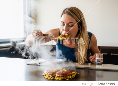 鉄板で広島お好み焼きを食べる欧米人女性 126877499