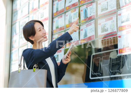 物件探しをする女性 物件探しをする女性 126877809