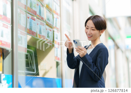物件探しをする女性 物件探しをする女性 126877814
