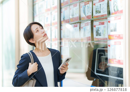 物件探しをする女性 物件探しをする女性 126877818