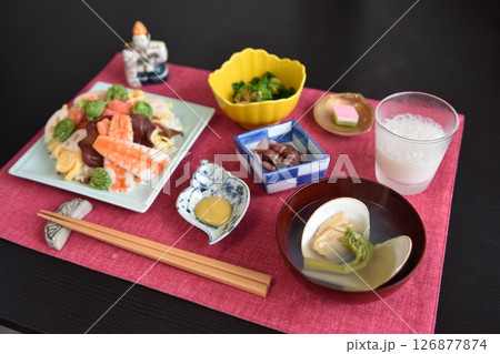 雛祭りのお料理。ひな祭りの定番ちらし寿司とはまぐりのお吸い物、菱餅と甘酒。 雛祭りのお料理。ひな祭りの定番ちらし寿司とはまぐりのお吸い物、菱餅と甘酒。 126877874