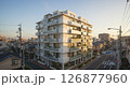 夕日が沈む住宅街 126877960
