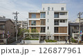 夕日が沈む住宅街 126877961