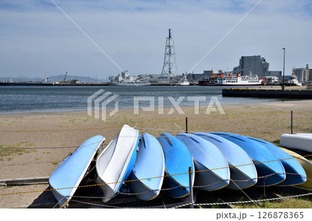 久里浜ペリー公園前の砂浜に置かれたボート 久里浜ペリー公園前の砂浜に置かれたボート 126878365