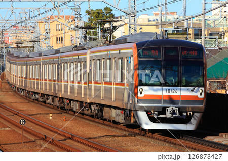 東横線を快走する東京メトロ10000系電車 126878427