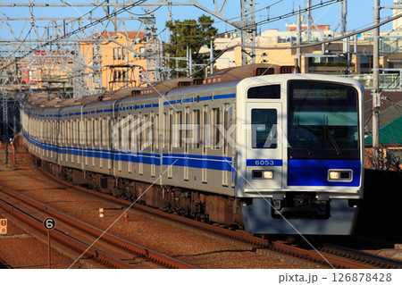 東横線を走行する西武6000系電車 126878428