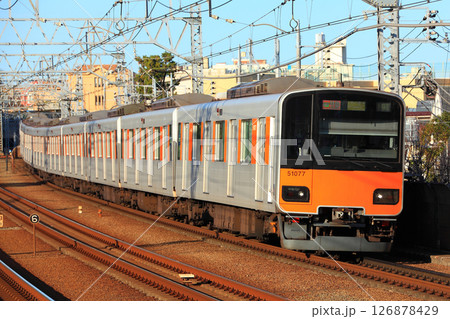 東横線を走行する東武50000系電車 東横線を走行する東武50000系電車 126878429