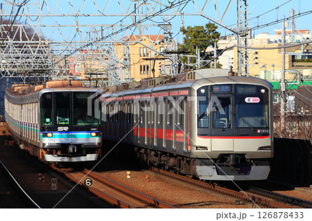 並走する東急5050系電車と埼玉高速鉄道2000系電車 126878433