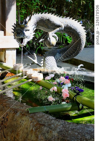 宇宙エネルギーが降注ぎ京の都の鬼門を護る… 鞍馬寺『転宝輪堂の手水舎』 126878506