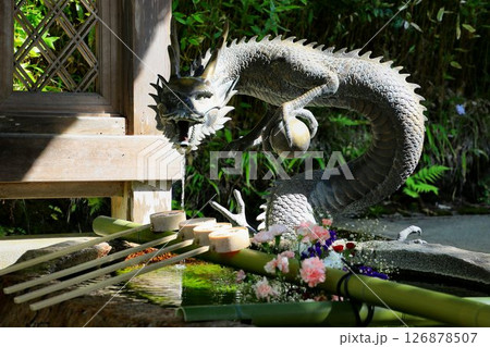 宇宙エネルギーが降注ぎ京の都の鬼門を護る… 鞍馬寺『転宝輪堂の手水舎』 126878507